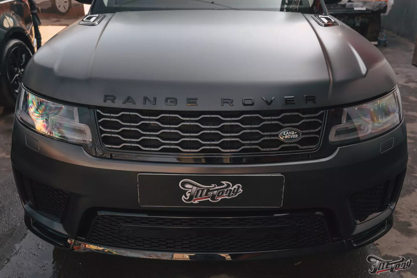 Новый образ Range Rover Sport: оклейка в матовый полиуретан, шумоизоляция дверей, выдвижные пороги. Сравним матовый и глянцевый автомобили!